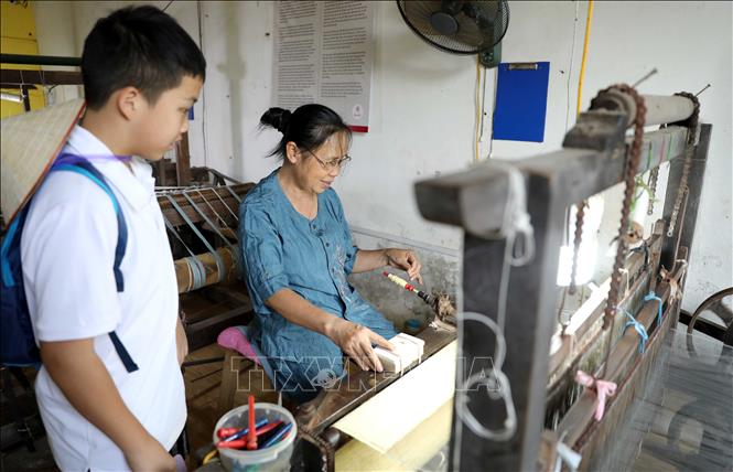 Du khách trải nghiệm các hoạt động tại Hợp tác xã dệt đũi Nam Cao (Thái Bình). Ảnh: Thế Duyệt – TTXVN