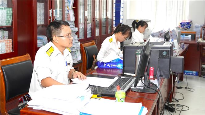 Cán bộ, công chức thuộc Cục Thuế tỉnh Tây Ninh rà soát, chuẩn hóa thông tin đăng ký thuế của chủ hộ kinh doanh, cá nhân kinh doanh. Ảnh: Minh Phú -  TTXVN