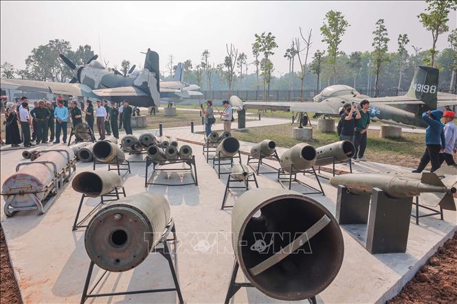 Hiện vật bom được trưng bày tại khu vực ngoài trời của bảo tàng. Ảnh: Hoàng Hiếu - TTXVN