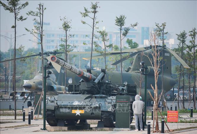 Du khách tham quan khu vực trưng bày ngoài trời của Bảo tàng Lịch sử Quân sự Việt Nam. Ảnh: Hoàng Hiếu - TTXVN