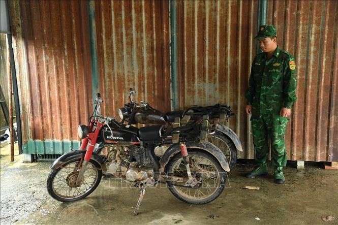 Phương tiện các đối tượng vận chuyển thuốc lá lậu bị tạm giữ. Ảnh: TTXVN phát