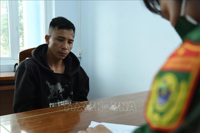 Đối tượng Huỳnh Văn Cưng làm việc với cơ quan chức năng. Ảnh: TTXVN phát