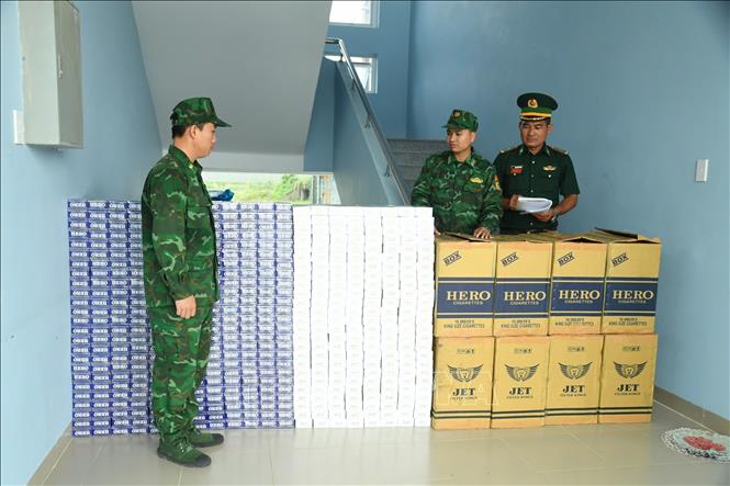 Số lượng lớn thuốc lá lậu bị tạm giữ tại Đồn Biên phòng cửa khẩu Phước Tân. Ảnh: TTXVN phát