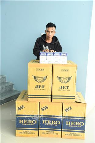 Đối tượng Huỳnh Văn Cưng bị tạm giữ cùng tang vật. Ảnh: TTXVN phát