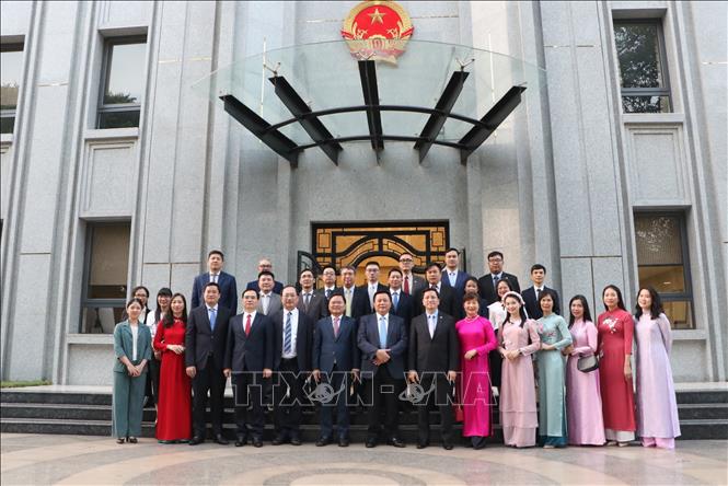 Giám đốc Học viện Chính trị Quốc gia Hồ Chí Minh Nguyễn Xuân Thắng và đoàn đại biểu thăm Đại sứ quán Việt Nam tại Ấn Độ. Ảnh: Ngọc Thúy - P/V TTXVN tại Ấn Độ