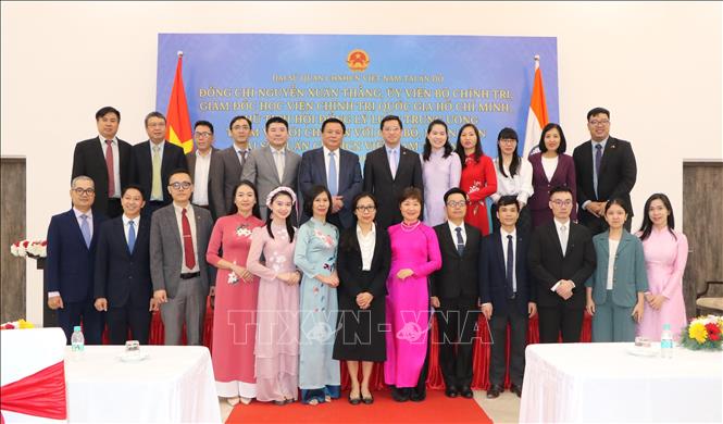 Giám đốc Học viện Chính trị Quốc gia Hồ Chí Minh Nguyễn Xuân Thắng và đoàn đại biểu thăm Đại sứ quán Việt Nam tại Ấn Độ. Ảnh: Ngọc Thúy - P/V TTXVN tại Ấn Độ

