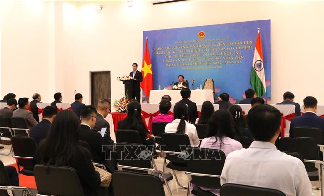 Giám đốc Học viện Chính trị Quốc gia Hồ Chí Minh Nguyễn Xuân Thắng và đoàn đại biểu thăm Đại sứ quán Việt Nam tại Ấn Độ. Ảnh: Ngọc Thúy - P/V TTXVN tại Ấn Độ