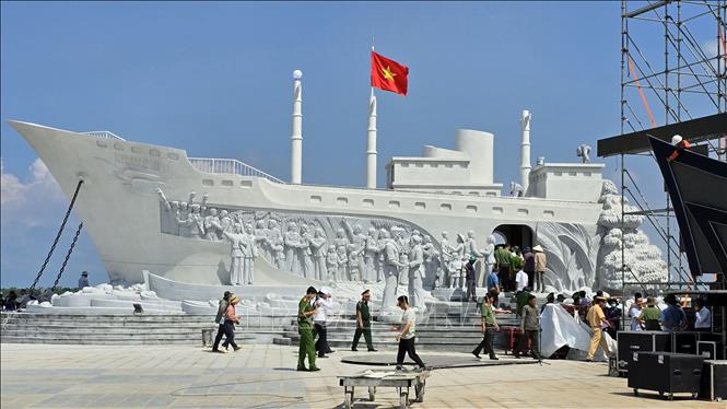 Công trình cụm tượng đài Chuyến tàu tập kết ra Bắc tại Sông Đốc, huyện Trần Văn Thời, tỉnh Cà Mau. Ảnh: Kim Há – TTXVN