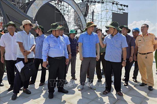 Ông Nguyễn Tiến Hải, Bí thư Tỉnh ủy, Chủ tịch HĐND tỉnh Cà Mau (giữa) cùng đoàn công tác kiểm tra chất lượng tiến độ, chất lượng công trình cụm tượng đài Chuyến tàu tập kết ra Bắc tại Sông Đốc. Ảnh: Kim Há – TTXVN