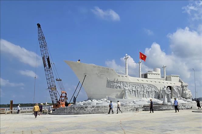 Tượng đài Chuyến tàu tập kết ra Bắc tại Sông Đốc (Cà Mau). Ảnh: Kim Há - TTXVN