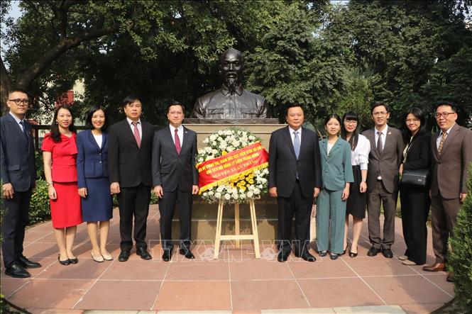 Giám đốc Học viện Chính trị Quốc gia Hồ Chí Minh Nguyễn Xuân Thắng và đoàn đại biểu dâng hoa trước Tượng đài Chủ tịch Hồ Chí Minh. Ảnh: Ngọc Thúy - P/V TTXVN tại Ấn Độ