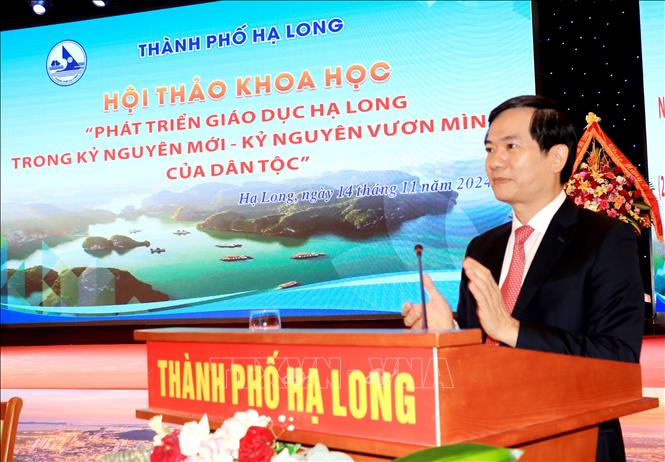 Bí thư Thành ủy Hạ Long Vũ Quyết Tiến phát biểu tại Hội thảo. Ảnh: Văn Đức - TTXVN
