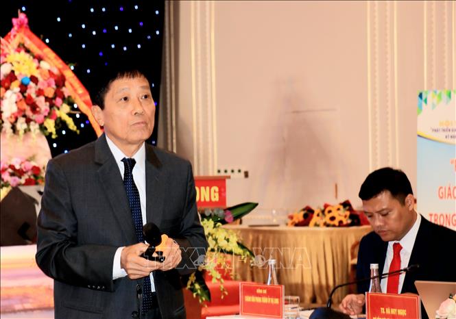 Giáo sư, Tiến sỹ Mai Trọng Nhuận, nguyên Giám đốc Đại học Quốc gia Hà Nội, trình bày tham luận. Ảnh: Văn Đức - TTXVN