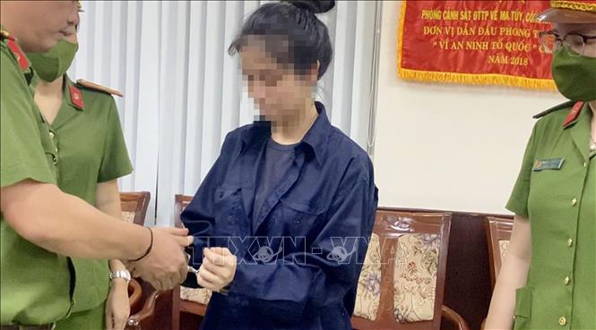 Lực lượng Công an Thành phố Hồ Chí Minh tiến hành bắt giữ tiktoker Nguyễn Đỗ Trúc Phương. Ảnh: TTXVN phát