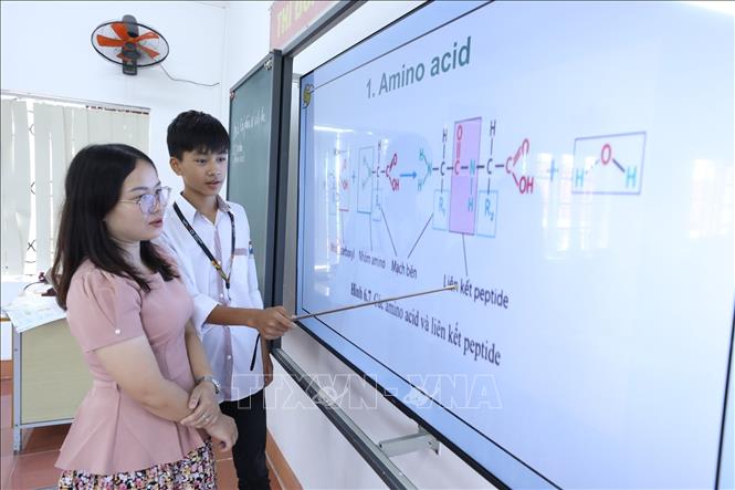 Giờ Sinh học của cô giáo Nông Thị Thu Hương tại lớp 10A1, trường THPT Việt Bắc, thành phố Lạng Sơn. Ảnh: Anh Tuấn - TTXVN 