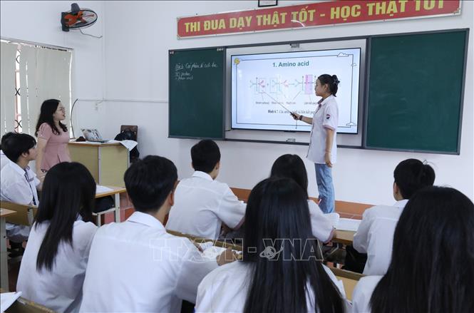 Giờ Sinh học của học sinh lớp 10A1, trường THPT Việt Bắc, thành phố Lạng Sơn. Ảnh: Anh Tuấn - TTXVN 