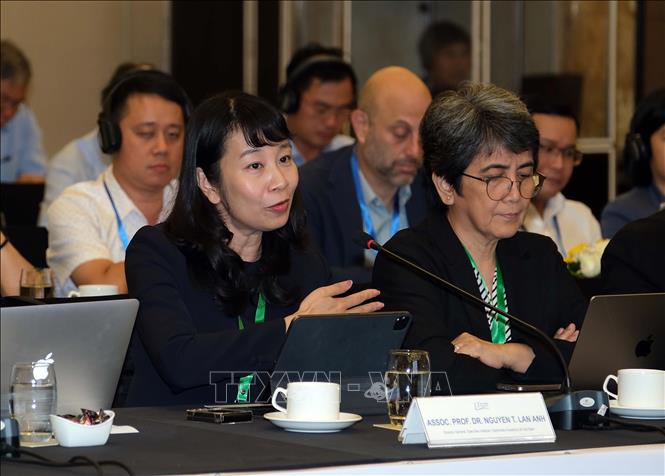 PGS.TS Nguyễn Thị Lan Anh, Viện trưởng Viện Biển Đông, Học viện Ngoại giao chia sẻ tại buổi Đối thoại. Ảnh: Thanh Liêm - TTXVN