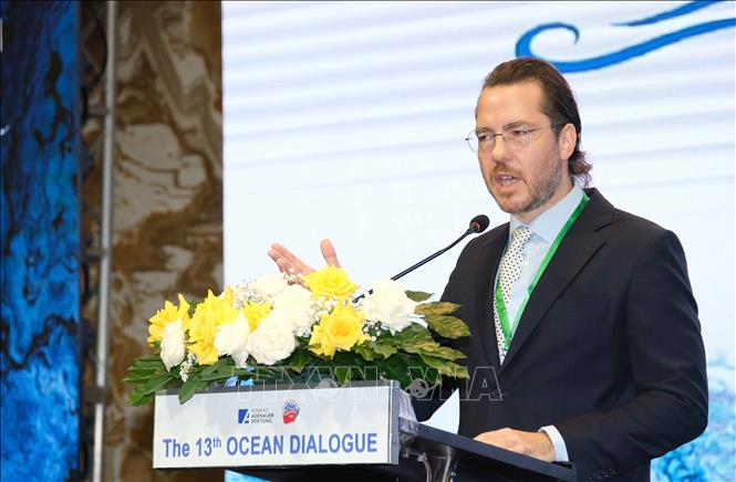 Ông Florian Feyerabend, Trưởng đại diện Viện Konrad-Adenauer-Stiftung tại Việt Nam phát biểu tại Đối thoại. Ảnh: Thanh Liêm - TTXVN