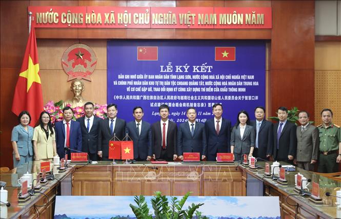 Các đại biểu tỉnh Lạng Sơn tham dự Lễ ký kết Bản ghi nhớ. Ảnh: Quang Duy - TTXVN