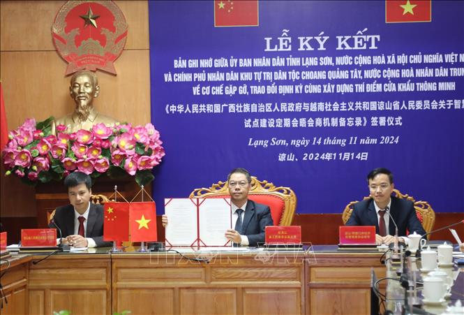 Lễ ký kết Bản ghi nhớ. Ảnh: Quang Duy – TTXVN
