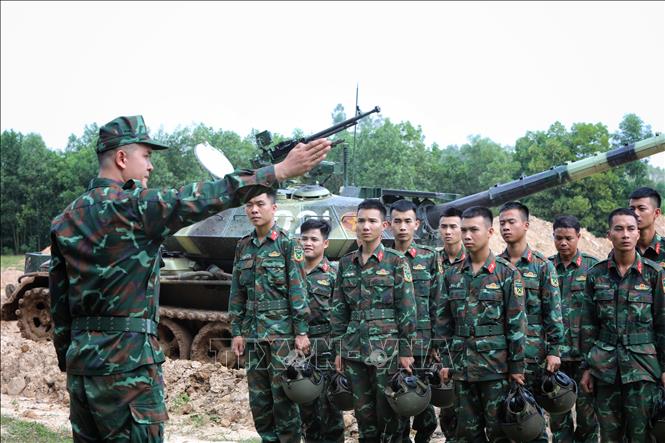 Các chiến sĩ Lữ đoàn Tăng thiết giáp 409 (Quân khu 1) chuẩn bị bước vào buổi huấn luyện trên thao trường. Ảnh: Danh Lam - TTXVN