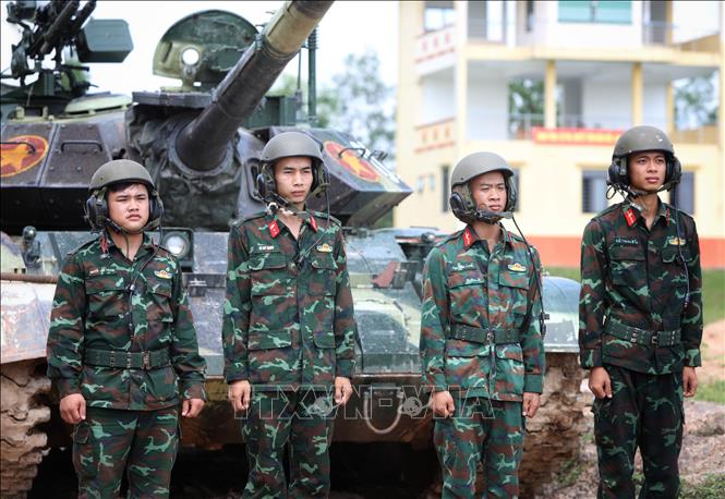 Một kíp xe tăng chuẩn bị huấn luyện. Ảnh: Danh Lam - TTXVN