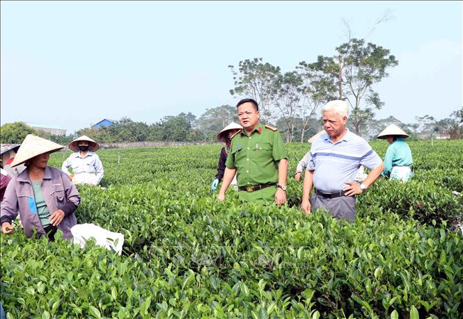 Thượng tá Trần Minh Cường, Trưởng Công an huyện Đại Từ trao đổi cùng nhân dân. Ảnh: Trần Trang - TTXVN