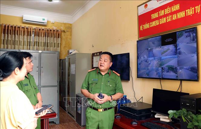 Thượng tá Trần Minh Cường giới thiệu về mô hình camera an ninh trên địa bàn huyện Đại Từ (Thái Nguyên). Ảnh: Trần Trang - TTXVN