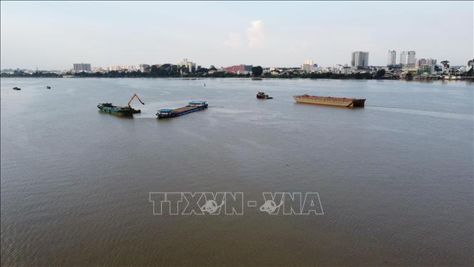 Triều cường trên sông Đồng Nai đoạn qua thành phố Biên Hòa đang lên nhanh. Ảnh chụp lúc 16 giờ ngày 14/11. Ảnh: Sỹ Tuyên - TTXVN