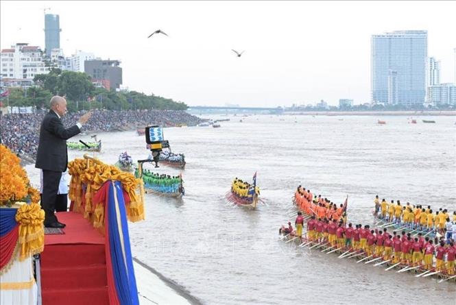 Quốc vương Norodom Sihamoni chào mừng các vận động viên tham dự lễ hội đua thuyền cấp quốc gia. Ảnh: AKP/TTXVN phát