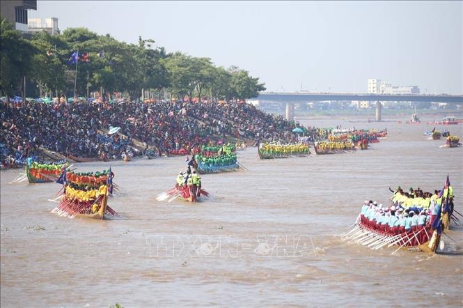 Người dân Campuchia tập trung đông đúc hai bên bờ sông Tonle Sap cổ vũ các cuộc tranh tài trong ngày đầu tiên của lễ hội. Ảnh: AKP/TTXVN phát 