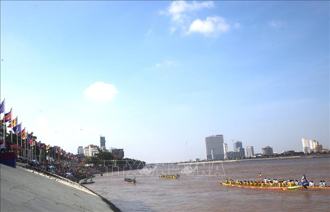 Khai mạc Lễ hội Đua thuyền, thả đèn nước và cúng trăng, đút cốm dẹp năm 2024 của Hoàng gia Campuchia. Ảnh: Hoàng Minh - PV TTXVN tại Campuchia 