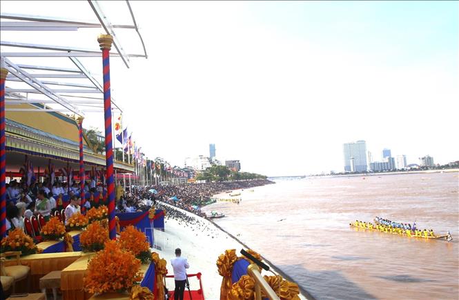 Lễ hội Đua thuyền, thả đèn nước và cúng trăng, đút cốm dẹp năm 2024 của Hoàng gia Campuchia. Ảnh: Hoàng Minh - PV TTXVN tại Campuchia 