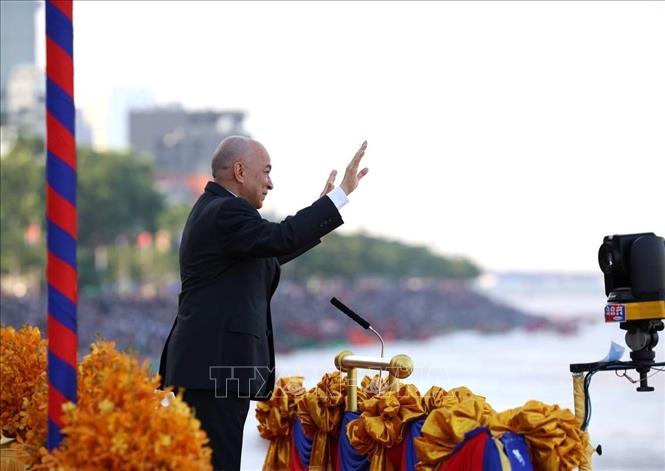 Quốc vương Norodom Sihamoni chào mừng các vận động viên tham dự lễ hội đua thuyền cấp quốc gia. Ảnh: Hoàng Minh - PV TTXVN tại Campuchia.  