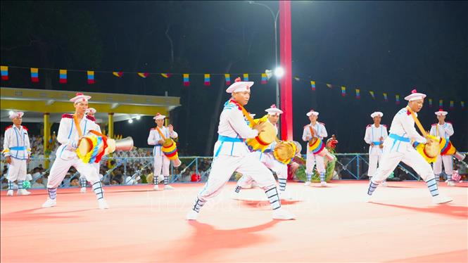Biểu diễn múa trống Chhay-dăm nhân kỷ niệm 100 năm hoằng khai Đại Đạo Tam Kỳ Phổ Độ tại Tòa Thánh Cao Đài Tây Ninh. Ảnh: Minh Phú - TTXVN