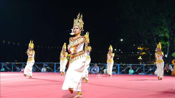 Biểu diễn vũ nhạc Khmer nhân kỷ niệm 100 năm hoằng khai Đại Đạo Tam Kỳ Phổ Độ tại Tòa Thánh Cao Đài Tây Ninh. Ảnh: Minh Phú - TTXVN