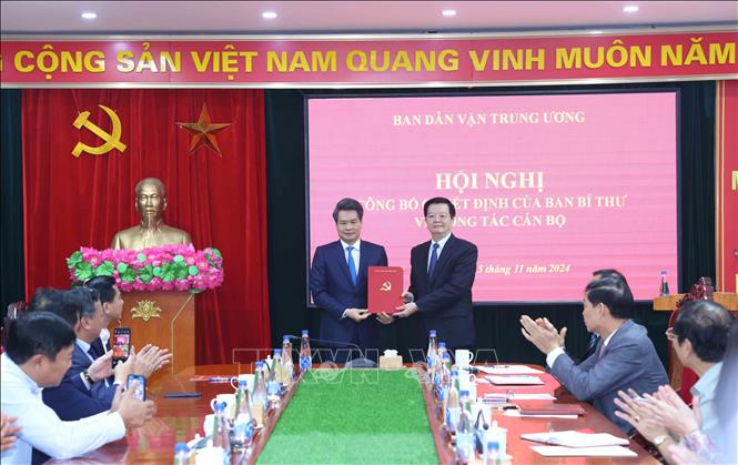 Đồng chí Mai Văn Chính, Uỷ viên Trung ương Đảng, Trưởng Ban Dân vận Trung ương trao Quyết định của Ban Bí thư cho đồng chí Nguyễn Quang Đức. Ảnh: Phương Hoa - TTXVN