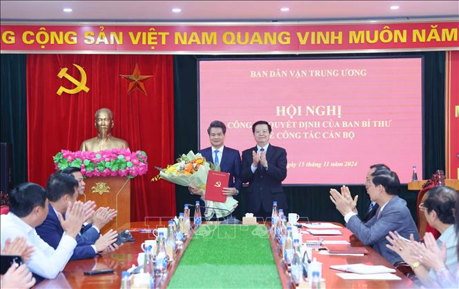 Đồng chí Mai Văn Chính, Uỷ viên Trung ương Đảng, Trưởng Ban Dân vận Trung ương trao Quyết định của Ban Bí thư cho đồng chí Nguyễn Quang Đức. Ảnh: Phương Hoa - TTXVN