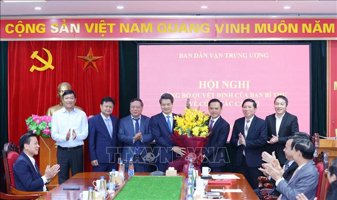 Các đồng chí Lãnh đạo Ban Nội chính Thành uỷ Hà Nội tặng hoa chúc mừng đồng chí Nguyễn Quang Đức. Ảnh: Phương Hoa - TTXVN