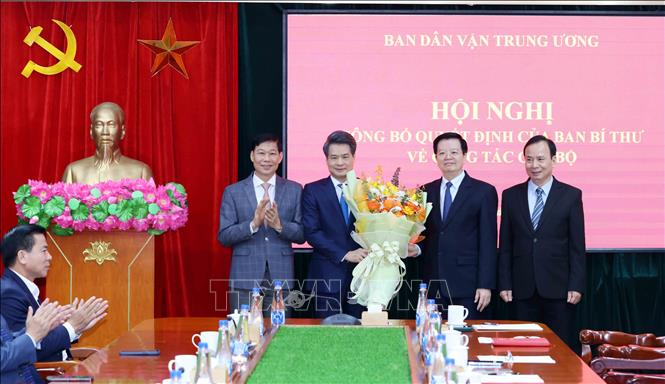 Các đồng chí Lãnh đạo Ban Dân vận Trung ương tặng hoa chúc mừng đồng chí Nguyễn Quang Đức. Ảnh: Phương Hoa - TTXVN