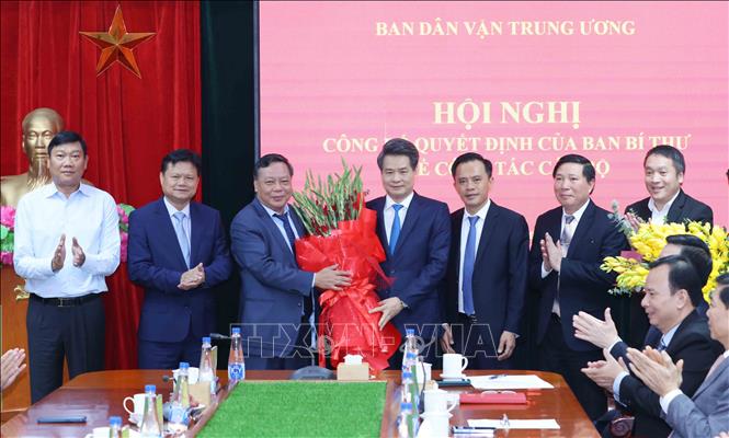 Các đồng chí Lãnh đạo Thành uỷ Hà Nội tặng hoa chúc mừng đồng chí Nguyễn Quang Đức. Ảnh: Phương Hoa - TTXVN