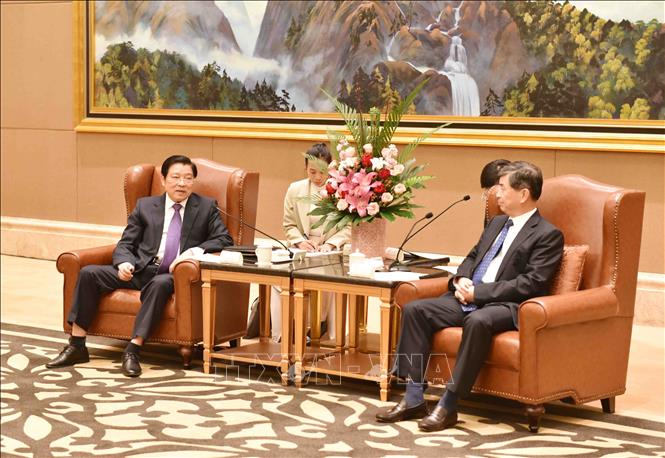 Đồng chí Phan Đình Trạc (trái) hội kiến đồng chí Chu Tổ Dực, Ủy viên Trung ương Đảng, Bí thư Tỉnh ủy Phúc Kiến. Ảnh: Công Tuyên-PV TTXVN tại Trung Quốc
