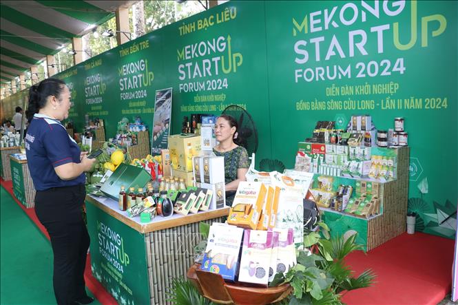 Trưng bày sản phẩm khởi nghiệp của các tỉnh ĐBSCL tại diễn đàn. Ảnh: Nguyễn Văn Trí - TTXVN