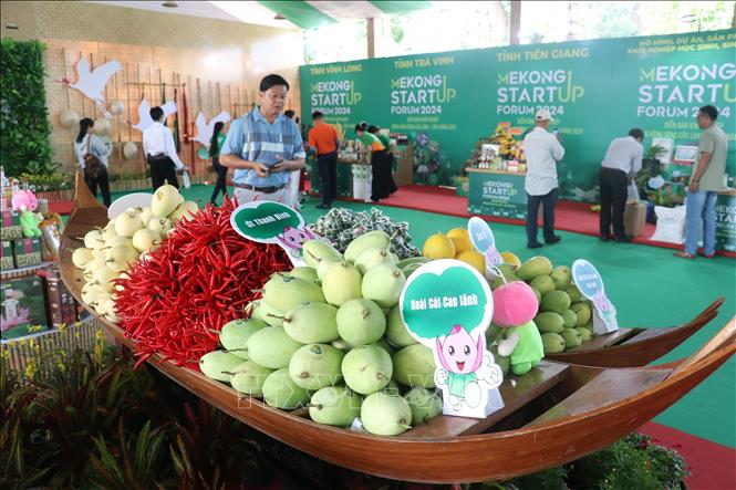 Trưng bày các sản phẩm khởi nghiệp của tỉnh Đồng Tháp tại diễn đàn. Ảnh: Nguyễn Văn Trí - TTXVN
