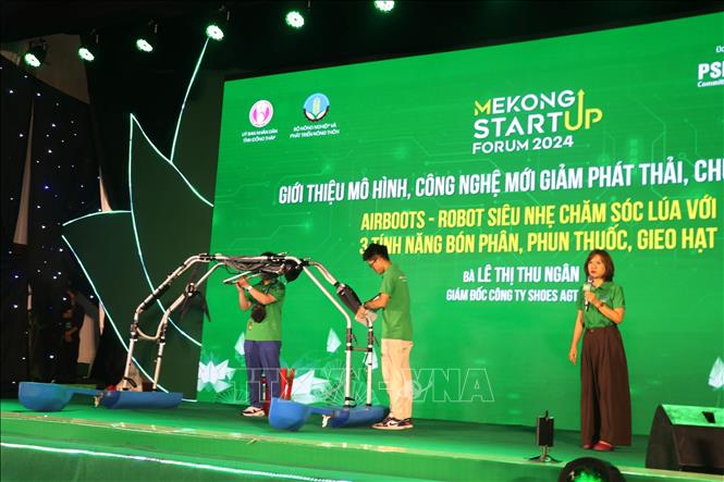 Giới thiệu AIRSBOOT – ROBOT siêu nhẹ chăm sóc lúa của Công ty SHOES AGTECH. Ảnh: Nguyễn Văn Trí - TTXVN