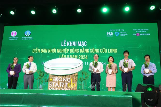 Lãnh đạo Bộ NN và PTNT, lãnh đạo tỉnh Đồng Tháp khai mạc diễn đàn. Ảnh: Nguyễn Văn Trí - TTXVN