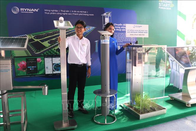 Trưng bày các sản phẩm phục vụ sản xuất nông nghiệp của Công ty RYNAN tại diễn đàn. Ảnh: Nguyễn Văn Trí - TTXVN