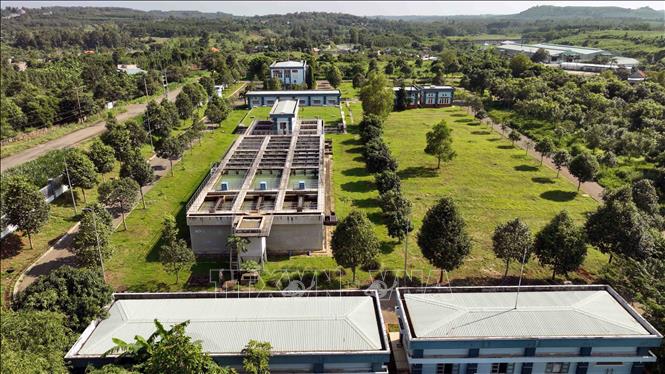 Nhà máy cấp nước sạch tập trung Đá Bàn, xã Long Tân, huyện Đất Đỏ, tỉnh Bà Rịa - Vũng Tàu, có công suất 20.000m2/ngày đêm, cung cấp nước sạch phục vụ cho hơn 34.000 hộ dân của 9 xã và 2 thị trấn huyện Đất Đỏ và Long Điền. Ảnh: Vũ Sinh - TTXVN