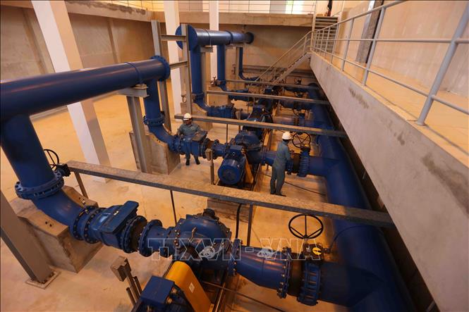 Vận hành cung cấp nước sạch phục vụ nhân dân ở Nhà máy cấp nước sạch tập trung Đá Bàn, xã Long Tân, huyện Đất Đỏ, tỉnh Bà Rịa - Vũng Tàu. Ảnh: Vũ Sinh - TTXVN