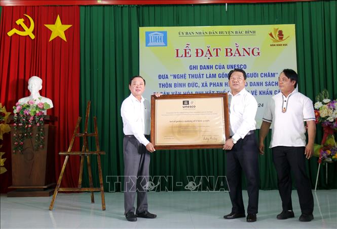 Trao Bằng ghi danh của UNESCO đối với Nghệ thuật làm gốm của người Chăm cho UBND huyện Bắc Bình (Bình Thuận). Ảnh: Nguyễn Thanh - TTXVN